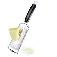 Westmark mikroteräraastin keskikarkea raastaa juustoa tarkasti. Kuminen kahva takaa hyvän otteen ruoanlaitossa.