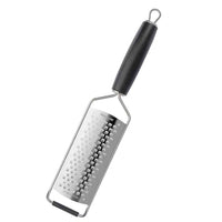 Westmark keskikarkea mikroteräraastin ergonomisella kumikahvalla. Terävä terä sopii juuston ja vihannesten raastamiseen keittiössä.