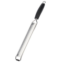 Westmark mikroteräraastin 40 cm kapealla hienolla terällä, ergonominen kahva ja ripustuslenkki. Soveltuu sitrushedelmien ja juuston raastamiseen.