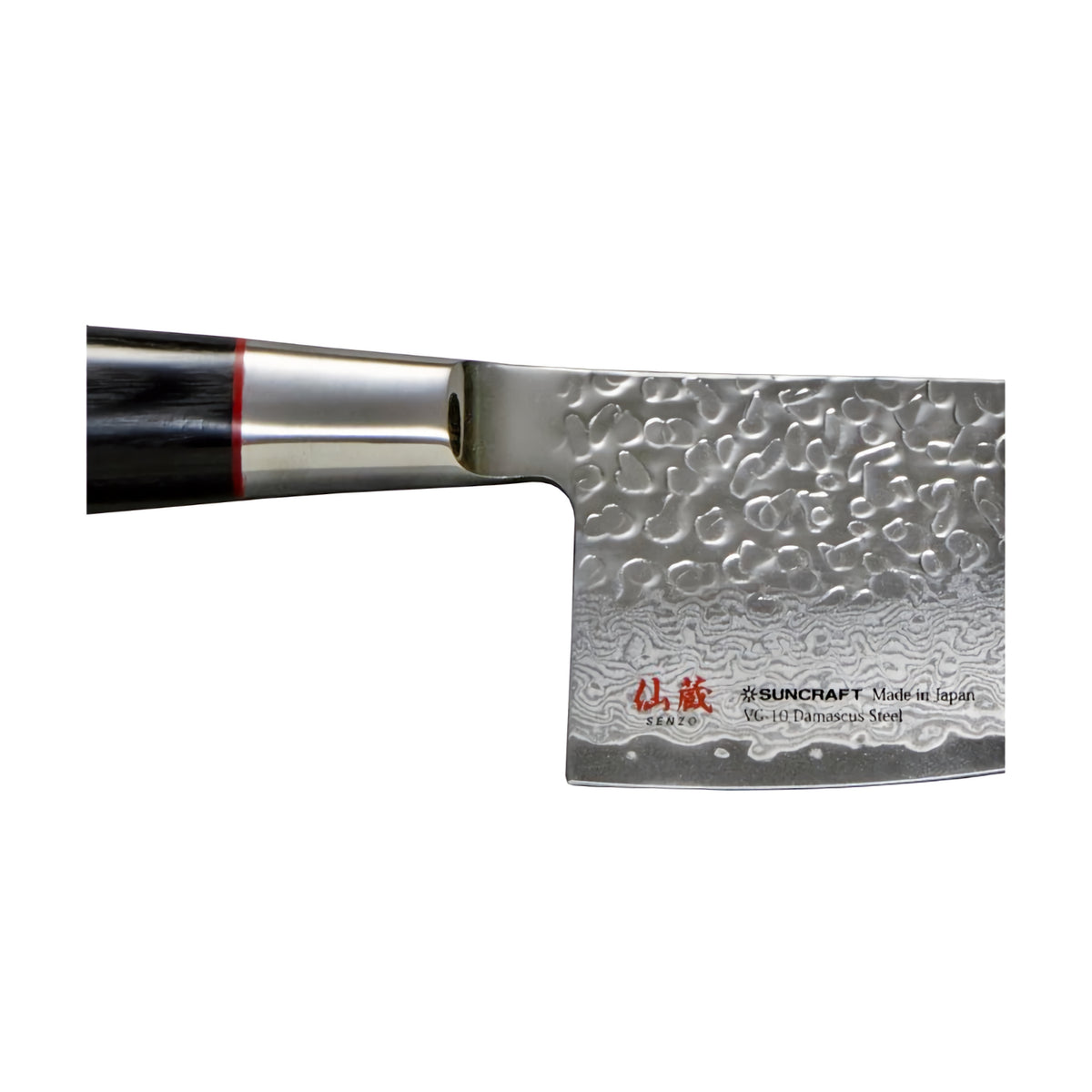 Suncraft Senzo Damascus Mini Kokkiveitsi 10 cm - Huippulaatua, lähikuva damascusterästä ja valmistusmerkinnöistä korostaa veitsen japanilaista laatua.