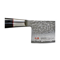 Suncraft Senzo Damascus Mini Kokkiveitsi 10 cm - Huippulaatua, lähikuva damascusterästä ja valmistusmerkinnöistä korostaa veitsen japanilaista laatua.