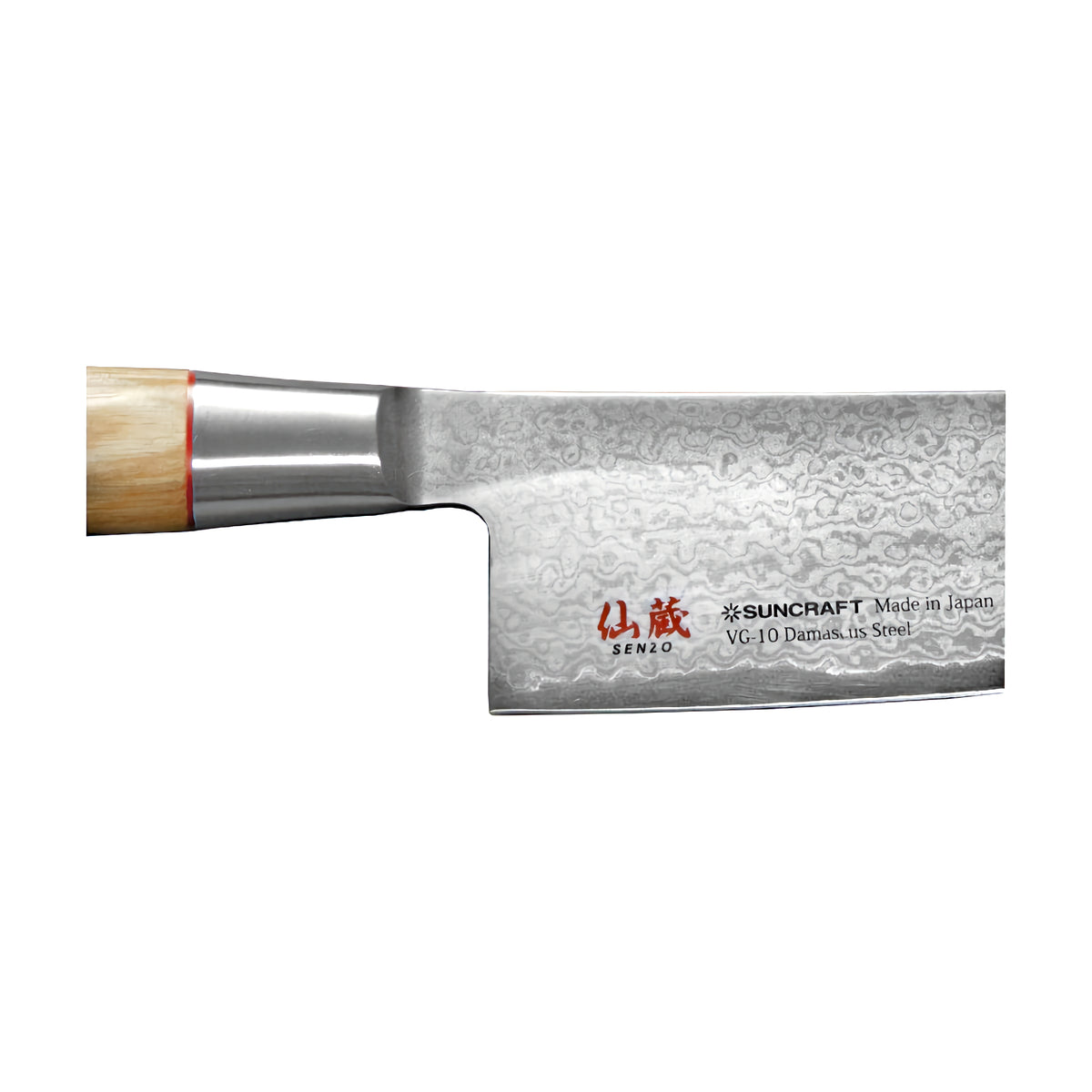 Lähikuva Suncraft Senzo Damascus Santoku-veitsen Damascusterästä ja kaiverretusta logosta, Made in Japan -laatutakuu.