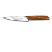 Victorinox Swiss Modern kokkiveitsi 15 cm, pitkä kapea terä ja sileä pähkinäpuukahva. Tyylikäs ja kevyt keittiöväline päivittäiseen käyttöön.
