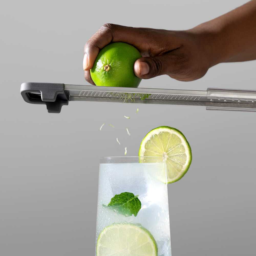 Cuisipro SGT Deluxe Dual Raastin raastamassa limen kuorta juomaan, tarkka ja tehokas raastin keittiöön ja cocktailien valmistukseen.