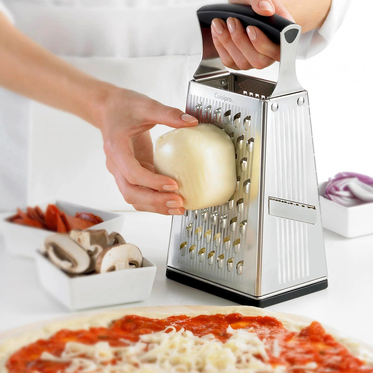 Cuisipro SGT 4 Raastin - Juuston raastaminen pizzan päälle, monikäyttöinen keittiöväline ruoanlaittoon ja leivontaan.