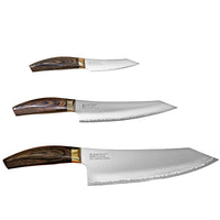 Suncraft Senzo Elegancia veitsisarja sisältää kolme japanilaista keittiöveistä ruostumattomasta teräksestä ja puukahvoilla.