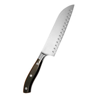 Victorinox Santoku veitsi, ovaalihiottu terä ja tasapainoinen muotoilu, täydellinen viipalointiin ja pilkkomiseen.