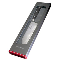 Victorinox Grand Maître Santoku veitsi pakkauksessa, 17 cm ovaalihiottu terä ja tyylikäs lahjapakkaus.