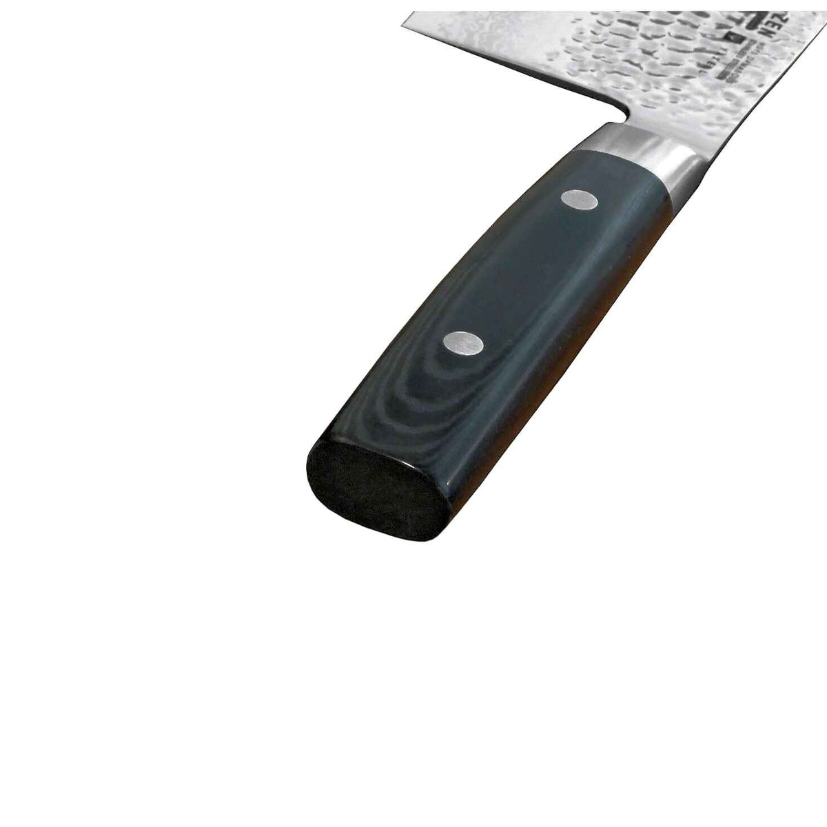 Yaxell Zen Yleisveitsi 15 cm - Japanilainen Laatuveitsi, lähikuva mustasta kahvasta ja niiteistä korostaa kestävää rakennetta.