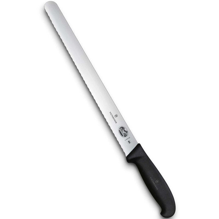 Victorinox Fibrox konditoriaveitsi, 30 cm pitkä sahalaitaterä ja ergonominen musta kahva. Soveltuu kakkupohjien ja leivän leikkaamiseen.