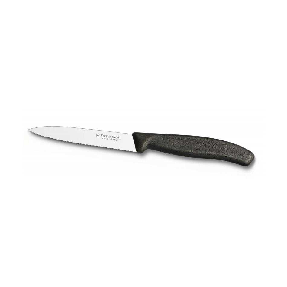 Swiss Classic Victorinox kuorimaveitsi sahalaitaisella 10 cm terällä ja ergonomisella mustalla kahvalla, keittiön pienveitsiin.