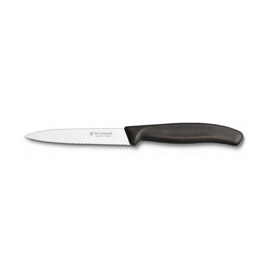 Victorinox sahalaitainen kuorimaveitsi 10 cm, musta polypropyleenikahva. Erinomainen veitsi koristeluun ja tarkkaan pilkkomiseen.