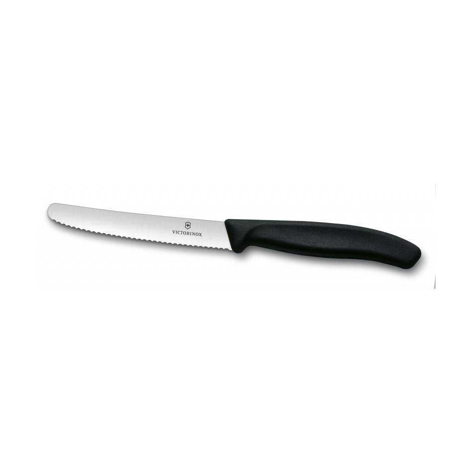Victorinox sahalaitainen kuorimaveitsi, musta kahva ja tarkka terä hedelmien ja vihannesten kuorintaan.