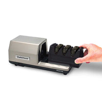 Chef's Choice Hiontayksikkö M2100 asennettuna veitsienteroittimeen, ergonominen ja konepestävä ratkaisu tarkkaan teroitukseen kotikeittiössä.
