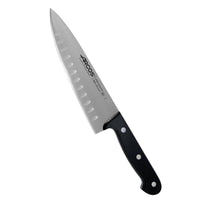 Arcos Ovaalihiottu Kokkiveitsi 20 cm, ruostumattomasta teräksestä valmistettu veitsi mustalla POM-kahvalla. Sopii lihan, kalan ja kasvisten leikkaamiseen.