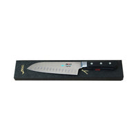 MAC Santoku veitsi ovaalihionta tyylikkäässä pakkauksessa. Japanilainen keittiöveitsi tarkkaan ja tehokkaaseen ruoanlaittoon.