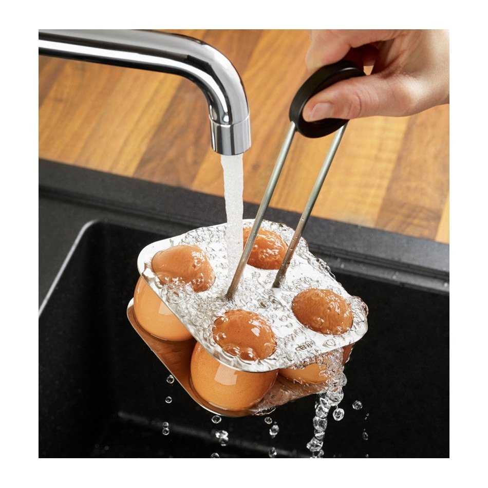 Gefu Brunch kananmunan keittoteline huuhdellaan hanan alla. Ruostumattomasta teräksestä valmistettu teline on helppo puhdistaa.