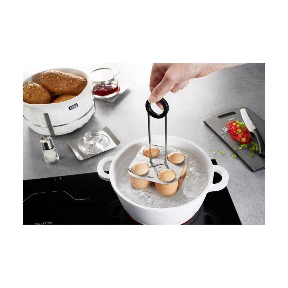 Gefu Brunch kananmunan keittoteline asetetaan kiehuvaan veteen. Kätevä kahva helpottaa käyttöä ja turvallista käsittelyä.