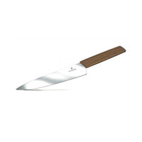 Swiss Modern Victorinox kokkiveitsi 22 cm, ergonominen jalopähkinäpuukahva ja terävä terä takaavat tarkan leikkuujäljen keittiössä.
