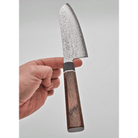 Suncraft Senzo Damascus Santoku veitsi kädessä, 17 cm, VG10-terä, puinen kahva, japanilainen kokkiveitsi.
