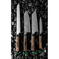 Suncraft Senzo Damascus veitset kivipetillä, esillä eri kokkiveitsimallit kuten Kiritsuke ja Santoku, elegantti ja laadukas sarja.