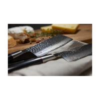 Suncraft Nakiri-veitsi keittiössä. Japanilainen Damascus-terä ja VG10-teräs, täydellinen vihannesten leikkaamiseen.