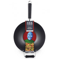 Ken Hom Non-stick Wok 31 cm - Pakkaus esittelee hiiliteräksisen wokin ja tunnetun kokin. Täydellinen keittiöväline paistamiseen.