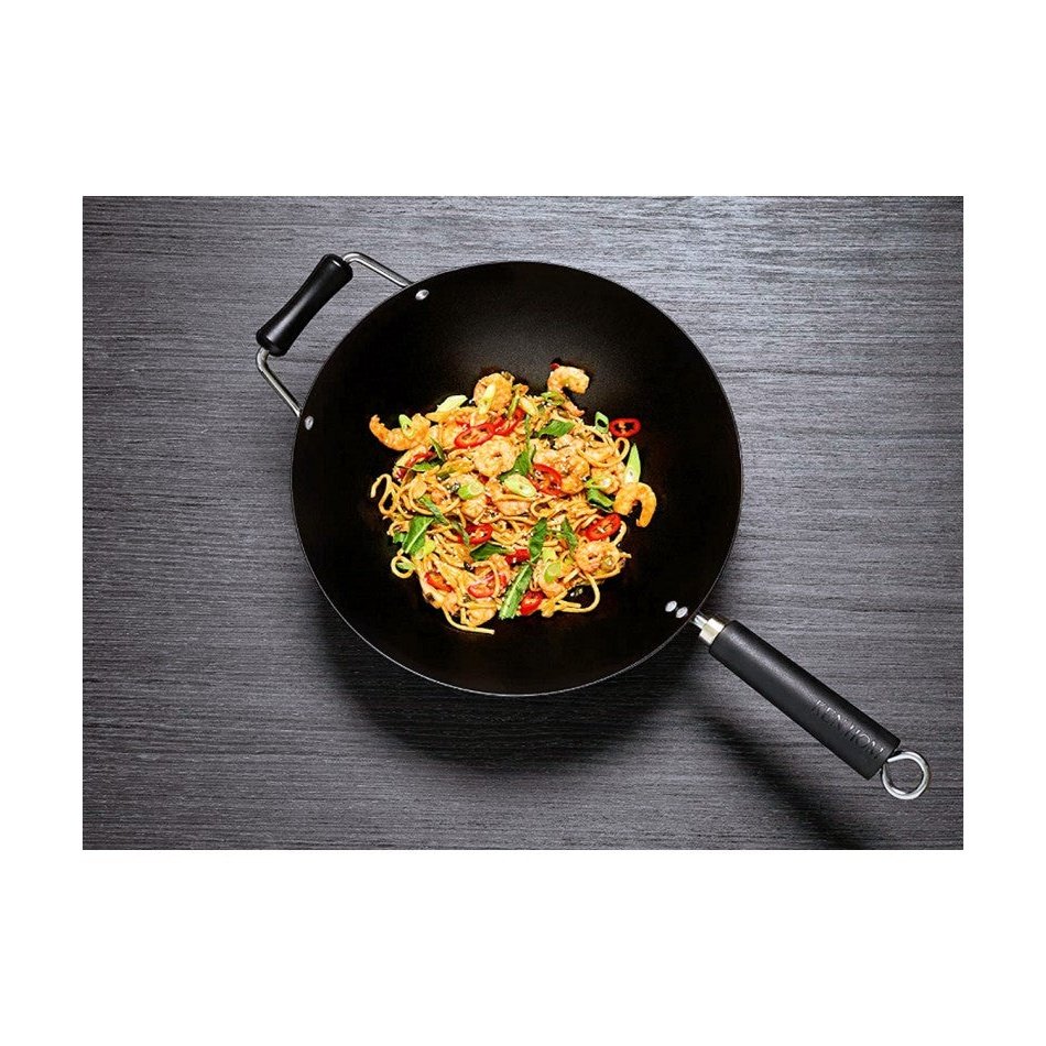 Ken Hom 31cm wokkipannu ruoanlaitossa, täynnä paistettua ruokaa. Tarttumaton pinta takaa tasaisen kypsennyksen ja helpon puhdistuksen.