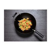 Ken Hom 31cm wokkipannu ruoanlaitossa, täynnä paistettua ruokaa. Tarttumaton pinta takaa tasaisen kypsennyksen ja helpon puhdistuksen.