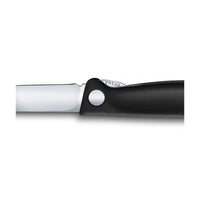 Lähikuva Victorinox taittuvan retkiveitsen lukitusmekanismista, joka takaa turvallisen käytön retkillä ja ulkoilussa.