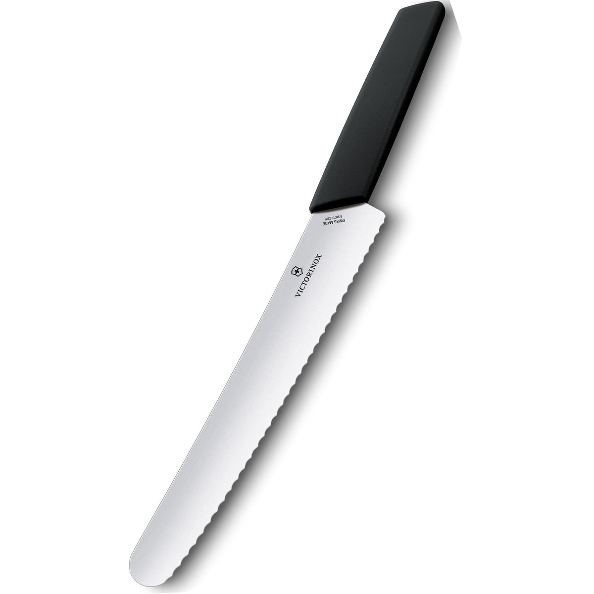 Victorinox Swiss Modern Leipäveitsi 22 cm, tyylikäs musta kahva ja tarkka sahalaita. Erinomainen valinta leipä- ja sahalaitaveitsien kategoriassa.