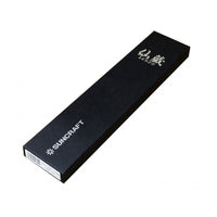 Suncraft Senzo Pro Santoku - Täysi Ruoto Veitsi 16.5 cm mustassa Suncraft-lahjapakkauksessa, japanilaista laatua keittiöön.