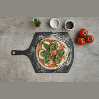 Victorinox musta pizzalauta käytössä, tuore pizza laudan päällä; täydellinen tarjoiluun ja paistamiseen keittiössä tai grillissä.