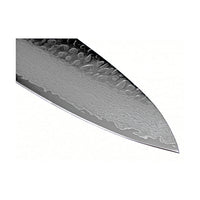 Suncraft Senzo kokkiveitsi, lähikuva 20 cm Damascus-terän yksityiskohdista. Japanilainen veitsi tarkkaan ja tyylikkääseen leikkaamiseen.