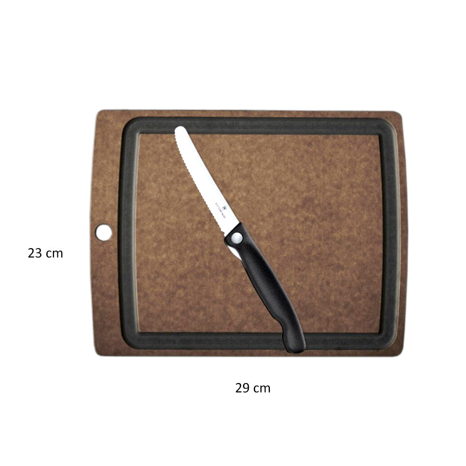 Eväsveitsen hammastettu terä leikkatehokkaasti leikkulauadalla keititiössä.