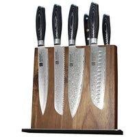 Xinzuo Ya sarjan damasckusveitsissä näkyy yksilöllinen pintakuvio 2-puolisen veitsiagneetin etupuolellea on santoku-, kokki. leipä- ja viipalointiveitsi. Magneetin toislla puolella on vihannesveitsi ja filerausveitsi.