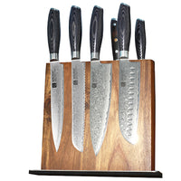 Xinzuo Ya sarjan damasckusveitsissä näkyy yksilöllinen pintakuvio 2-puolisen veitsiagneetin etupuolellea on santoku-, kokki. leipä- ja viipalointiveitsi. Magneetin toislla puolella on vihannesveitsi ja filerausveitsi.