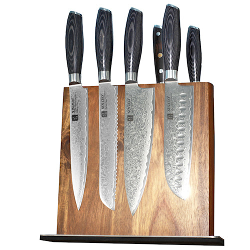 Xinzuo Ya sarjan damasckusveitsissä näkyy yksilöllinen pintakuvio 2-puolisen veitsiagneetin etupuolellea on santoku-, kokki. leipä- ja viipalointiveitsi. Magneetin toislla puolella on vihannesveitsi ja filerausveitsi.