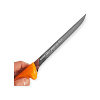 Kaiverrus - Lasermerkkaus fileerausveitsen terään tekstillä 'VUODEN 2024 PARAS ISI', täydellinen lahja metallin merkinnällä.