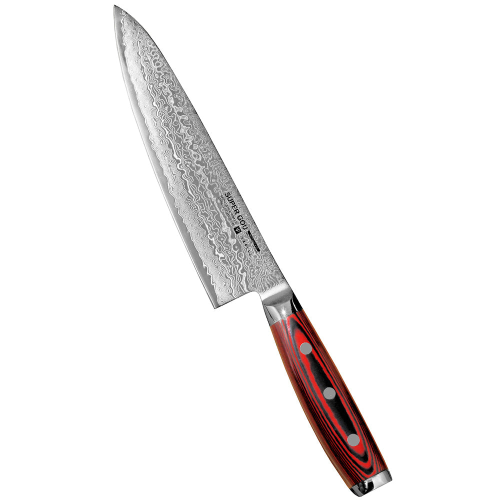 Yaxell Super Gou - Japanilainen 20 cm kokkiveitsi, jossa damascus-terä ja punainen ergonominen kahva. Huippuluokan veitsi kotikokeille.