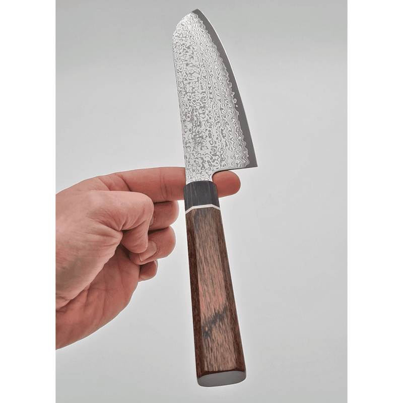 Suncraft Senzo Damascus Santoku veitsi kädessä, 17 cm, VG10-terä, puinen kahva, japanilainen kokkiveitsi.